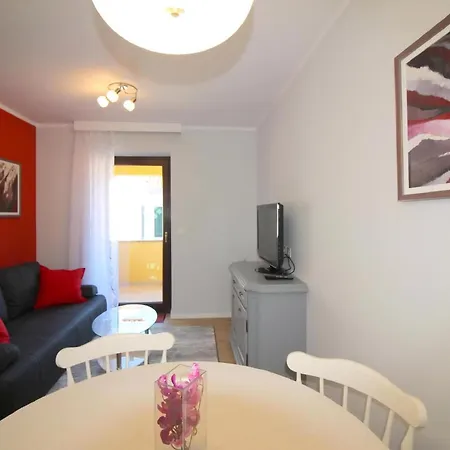 Tancel In Strandnaehe, Klimatisiert Apartment Porec